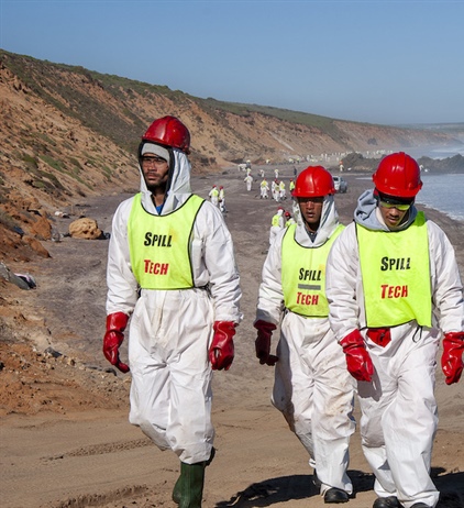 Oil escapes wreck during removal operations