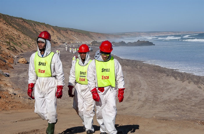 Oil escapes wreck during removal operations
